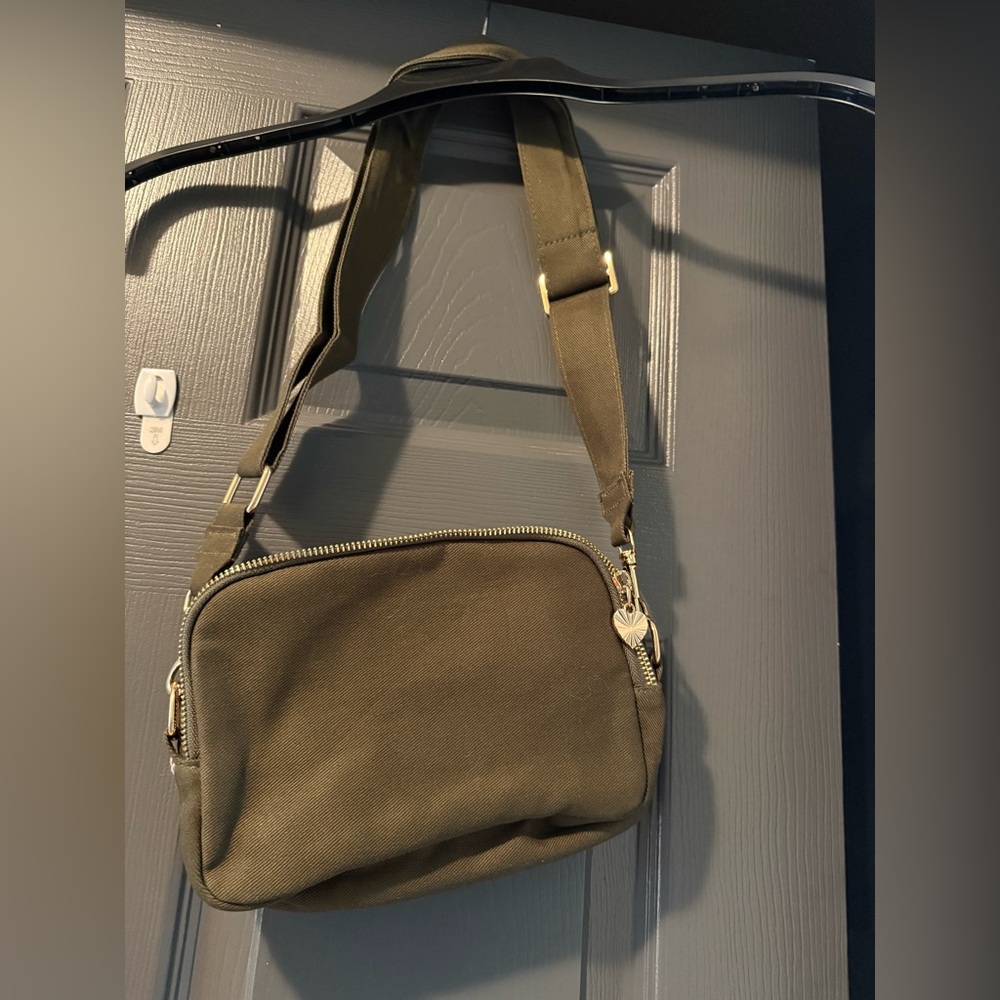 Brand New Fashion Statement Green Crossbody Bag